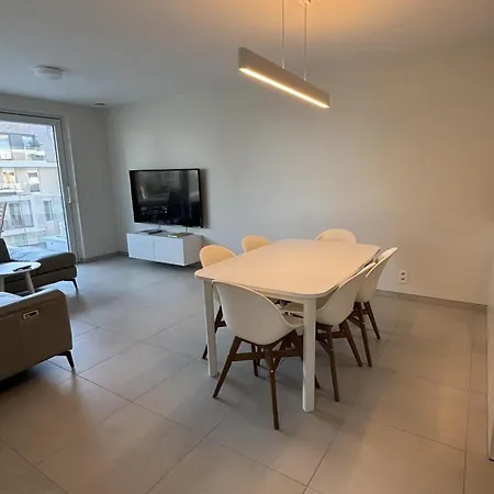 Huswell - Family-friendly In With Shared Summer Pool Apartment
