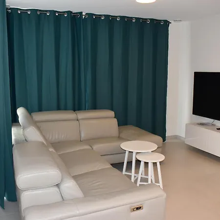 Huswell - Family-friendly In With Shared Summer Pool *